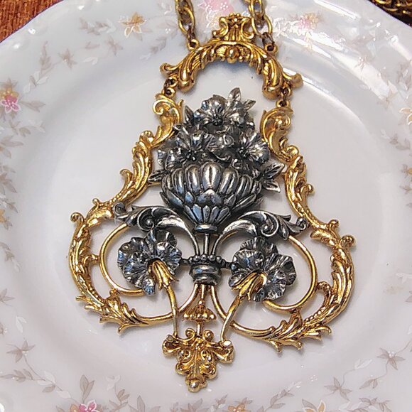 Sensational 60s Signed ART 2-Tone Massive Floral Medallion Necklace - Picture 1 of 8